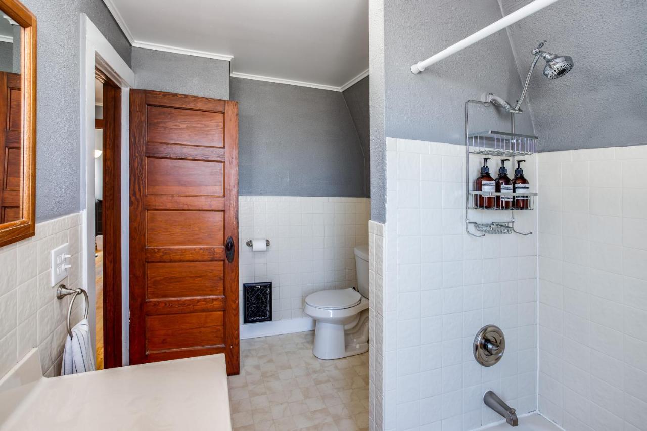 Spacious Home With In-Unit Laundry, Parking, 1Gb Wifi, & Patio Deck Rochester Eksteriør bilde