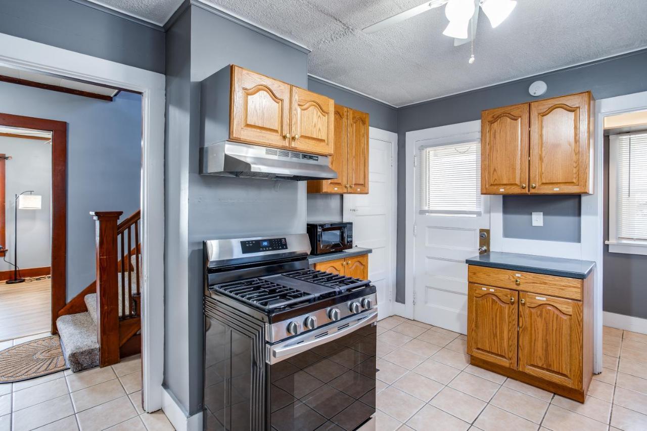 Spacious Home With In-Unit Laundry, Parking, 1Gb Wifi, & Patio Deck Rochester Eksteriør bilde