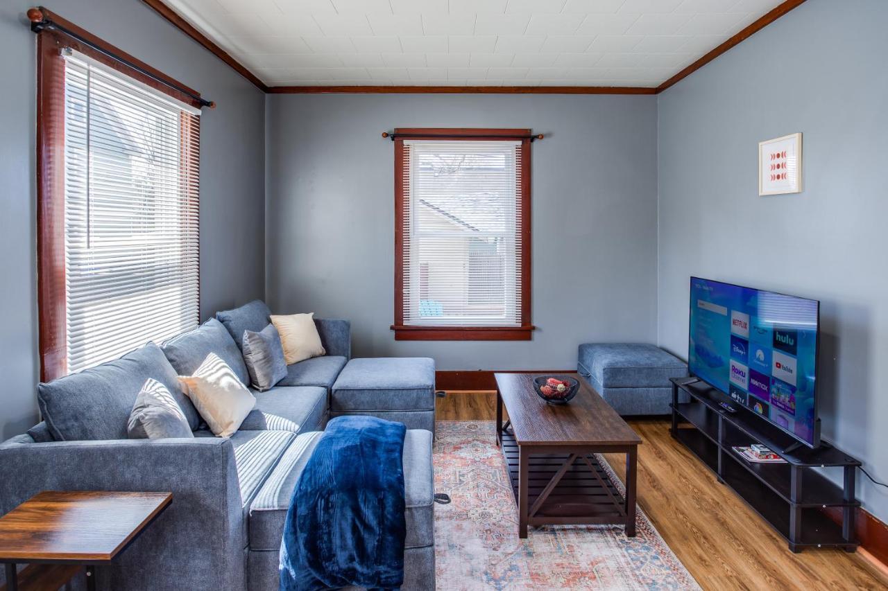 Spacious Home With In-Unit Laundry, Parking, 1Gb Wifi, & Patio Deck Rochester Eksteriør bilde