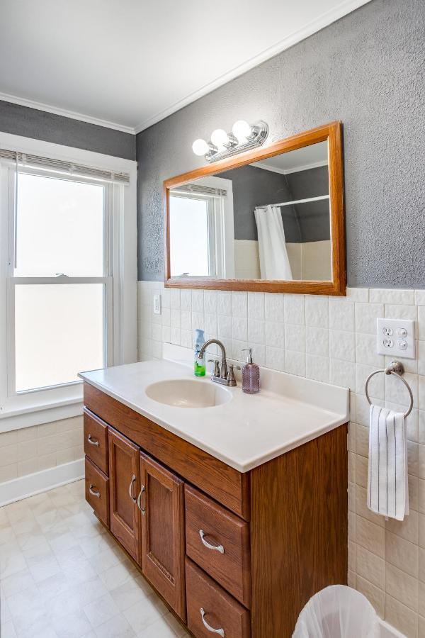 Spacious Home With In-Unit Laundry, Parking, 1Gb Wifi, & Patio Deck Rochester Eksteriør bilde